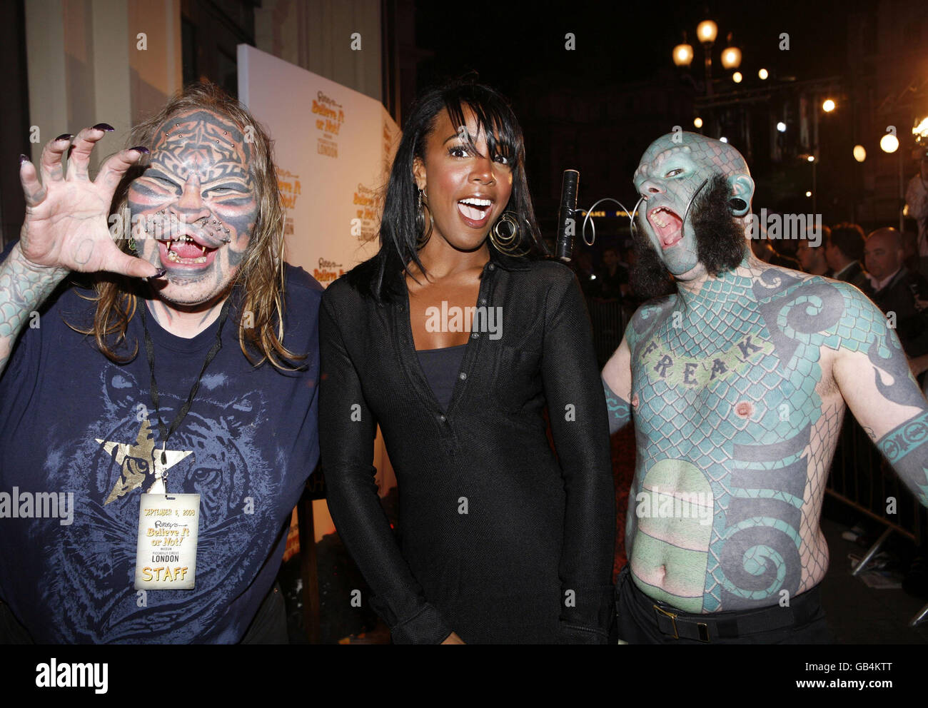 Kelly Rowland mit Cat man und Lizardman bei der VIP-Gala-Eröffnung von `Ripley`s Believe it or Not`, Londons neuester Touristenattraktion, im Herzen des West End an der Nummer 1 Piccadilly. Stockfoto